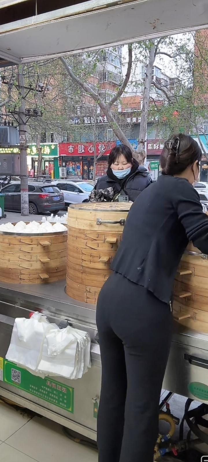 岁序更新玉律推，金马踏春瑞气回。柳眼初开舒翠袖，桃腮微晕映霞杯。千门瑞雪消寒