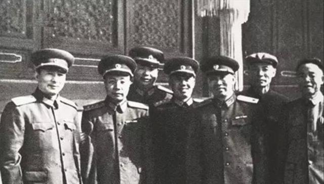 1986年初，开国上将韩先楚生命垂危。电话那头，总政治部主任余秋里接到了这突