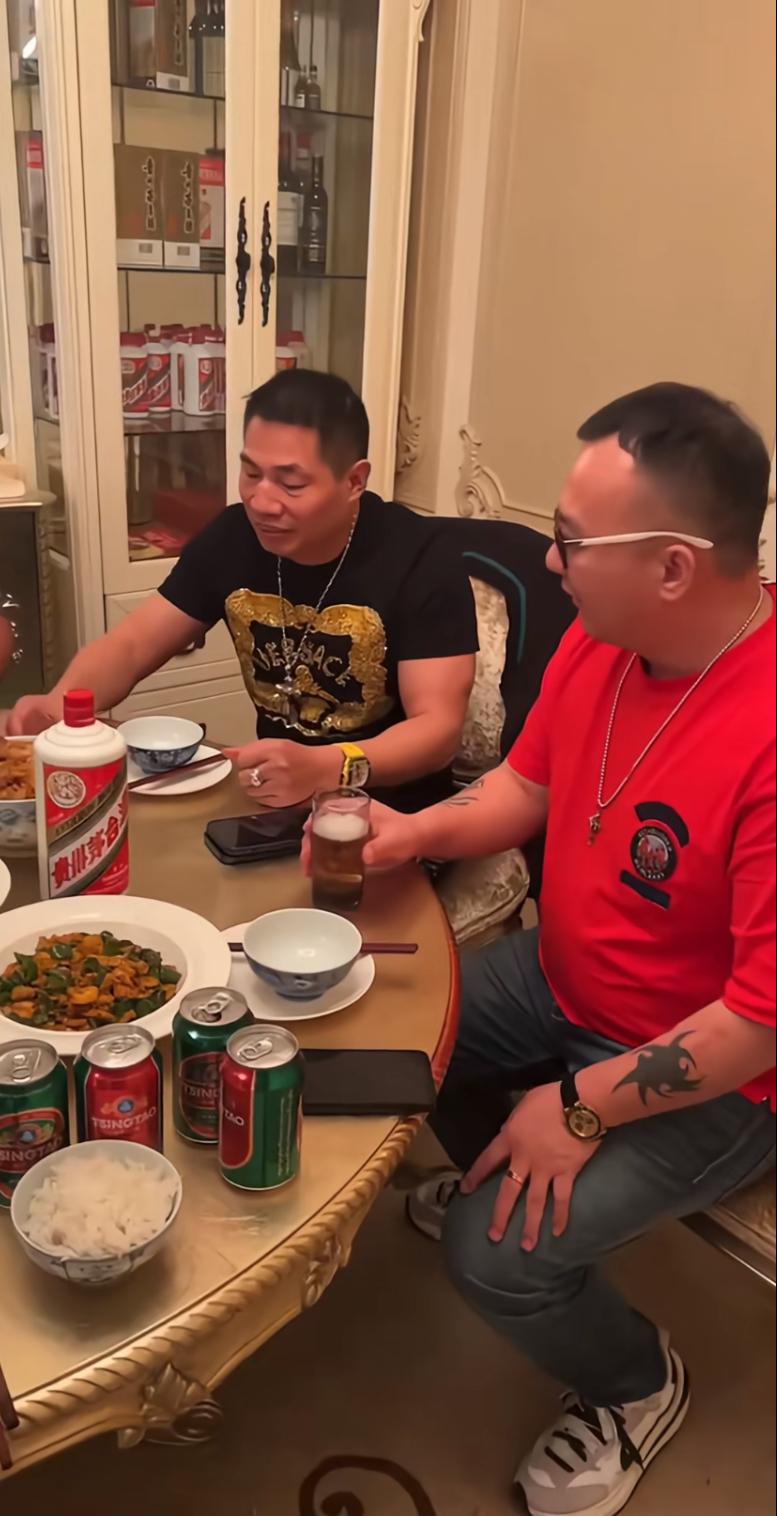 江苏盐城张井生，滨海县天花板级老大哥，他的徒弟太不懂事了，给他敬酒时，竟然端着啤