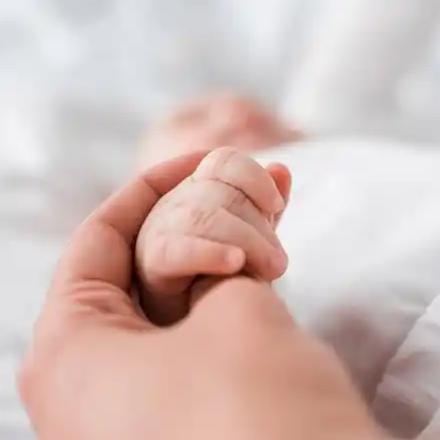 一对夫妇在2021年通过冻胚成功怀孕，经过冷冻保存，直到几年后（假设2024年左