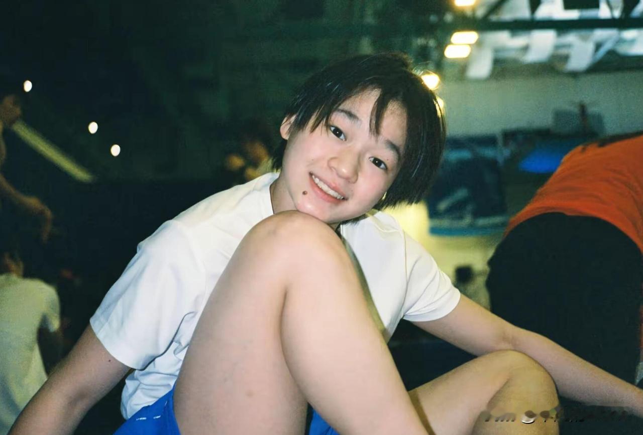 终于有婵宝的新动态啦！1月18日，全红婵受邀参加广东暨南大学总结表彰大会和苏