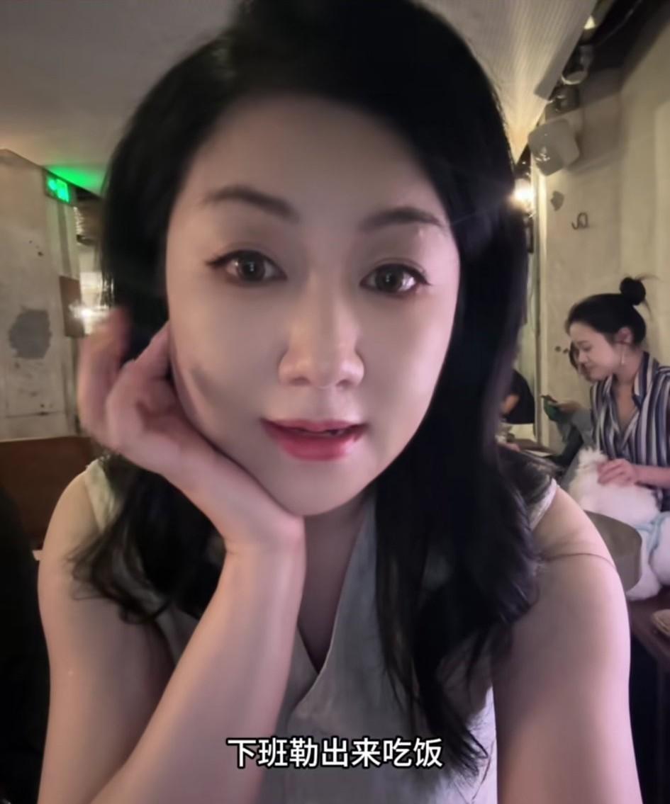 简简单单的快乐：杨蕾的生活哲学昨晚，东方卫视主持人杨蕾与《新老娘舅》调解员小