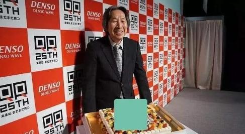 1994年日本人腾弘原发明了二维码，但他认为这东西太简单懒得收取专利费，甚至他在