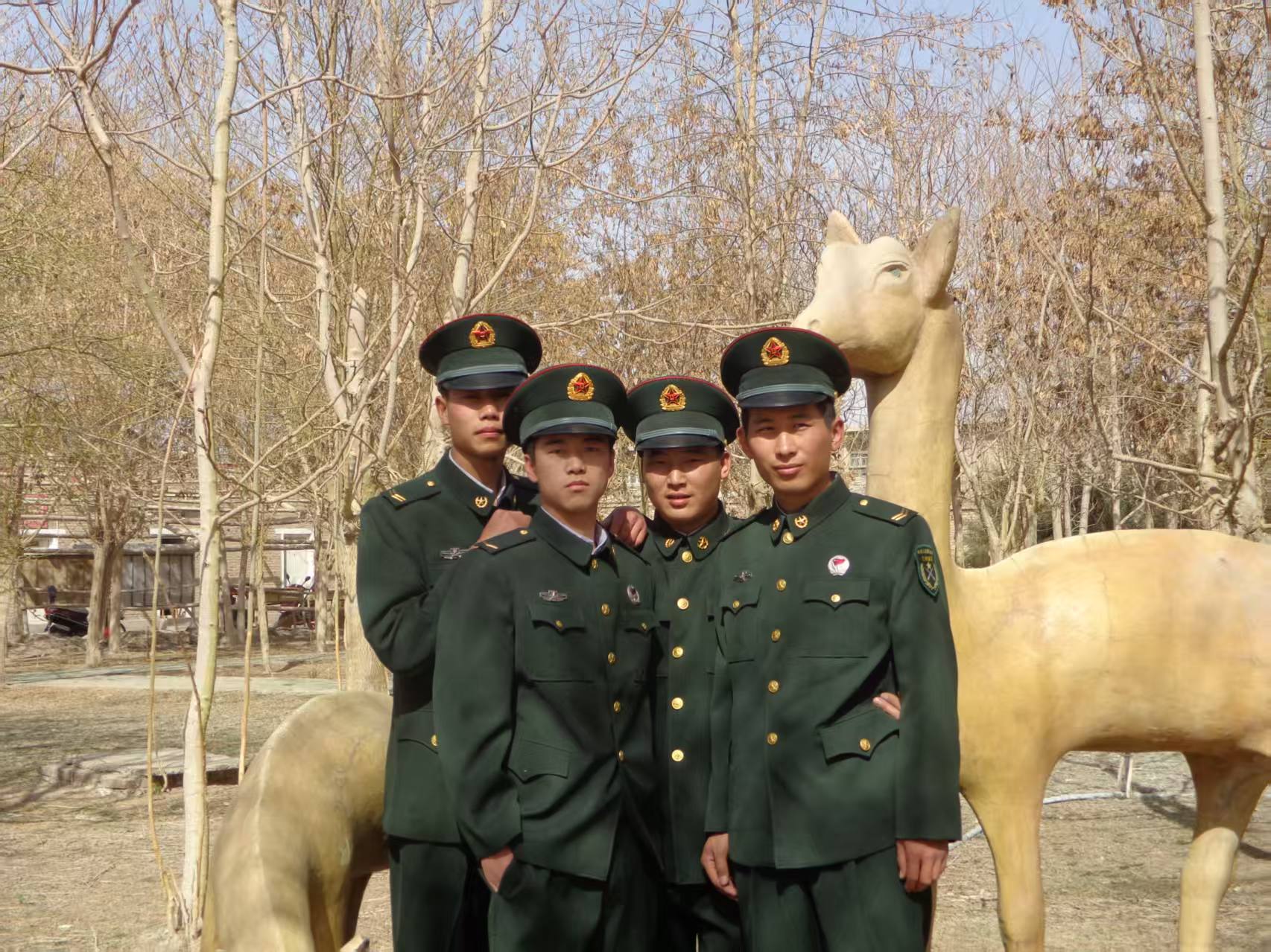 他去了解放军，我最后去了武警，我兄弟和我。，我们说好了一起去当兵，一起...
