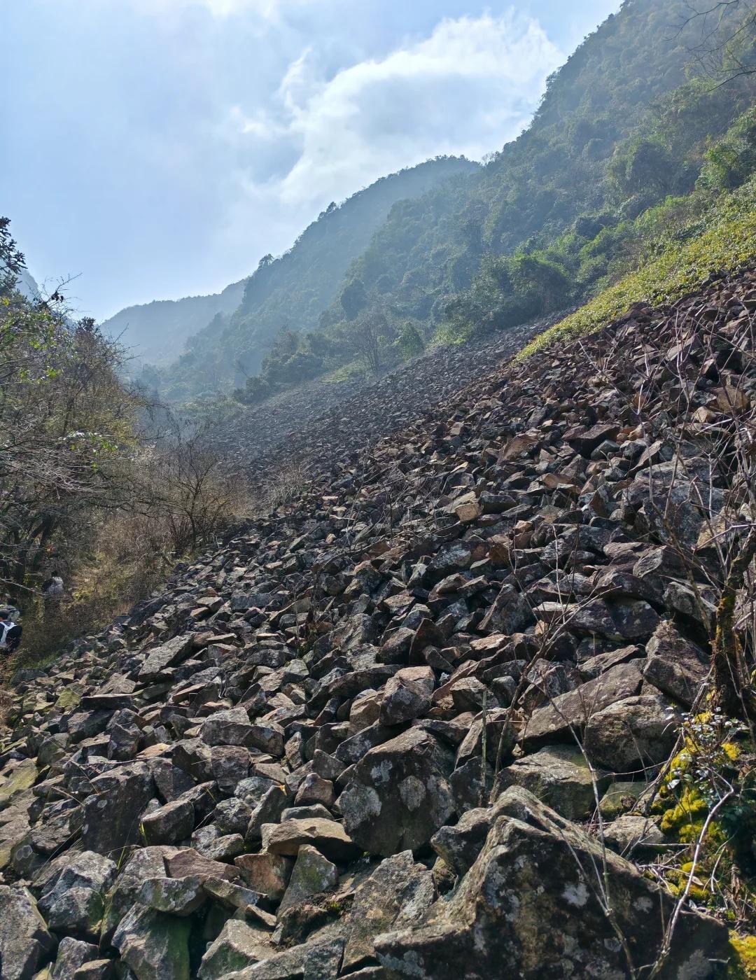 富阳横坑0307徒步总结：线路非常有趣味性，风景不错，非常值得一去，有石海攀爬
