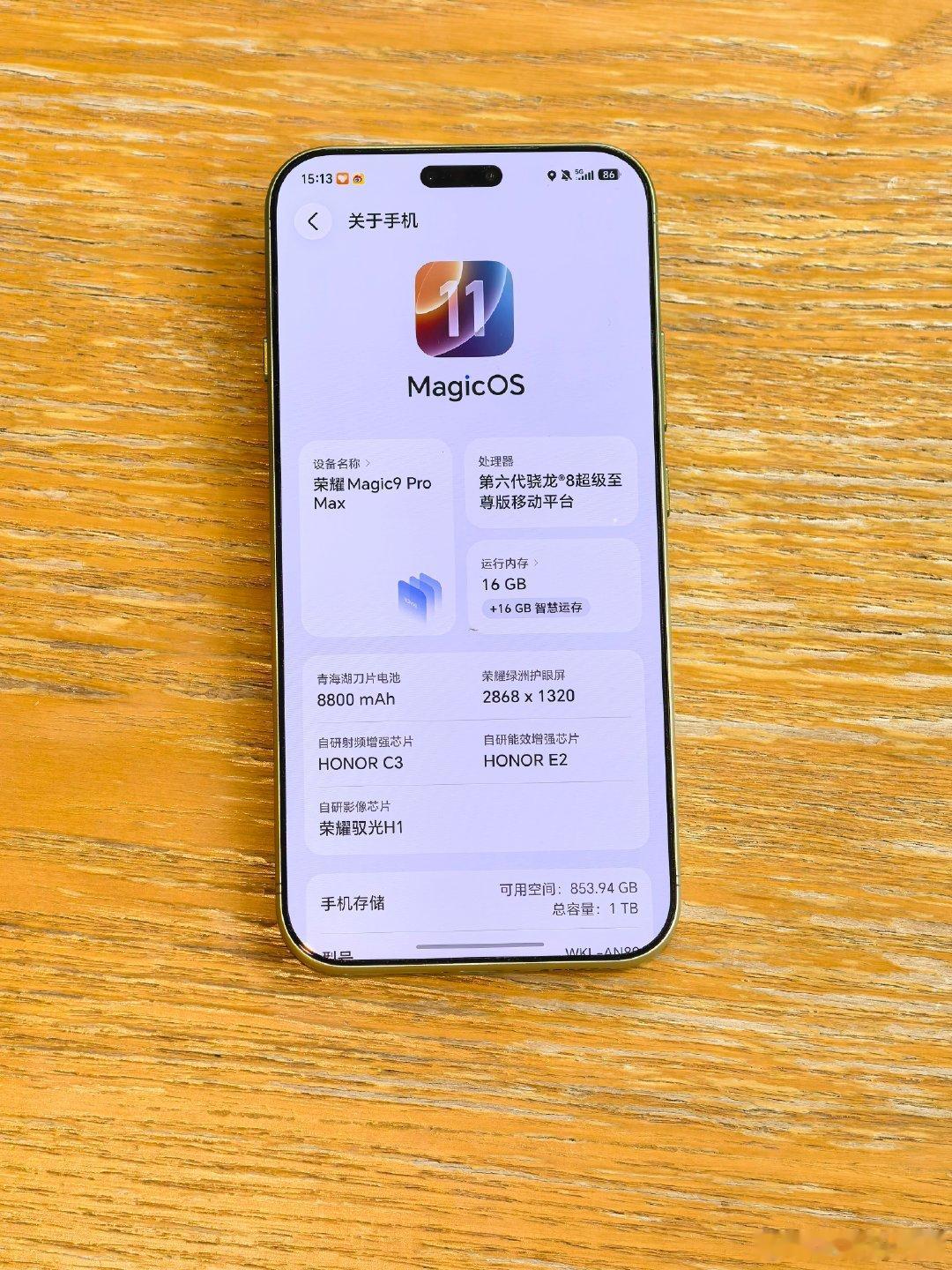 随手拍几张，荣耀Magic9ProMax的苔青色。阿耀的深绿色设计，显得比较成熟，很有调性，是这个价
