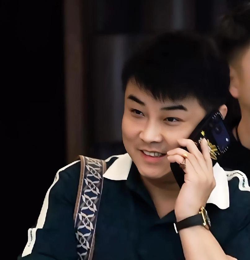 王皓指导这也太帅气了，出发澳门世界杯不知道和谁在通话，这颜值真是太高了，请