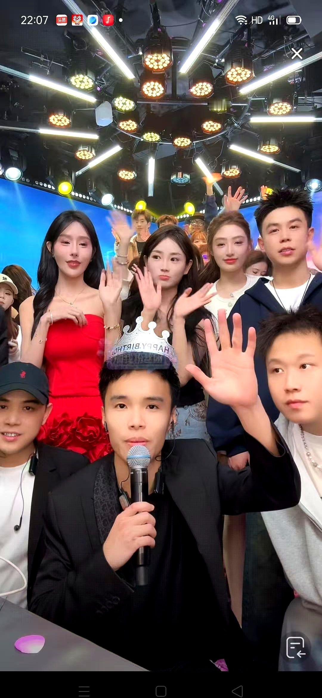 昨晚的抖音直播榜单翻到深夜，小鬼在自己的生日局里带着公司艺人连唱带跳，人气峰值冲