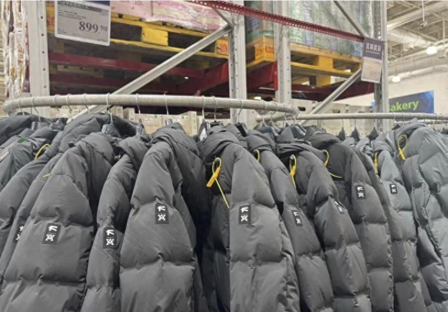 超市羽绒服杀疯了,中产抢到头秃2022年冬天，超市羽绒服成为中产阶级的新宠，
