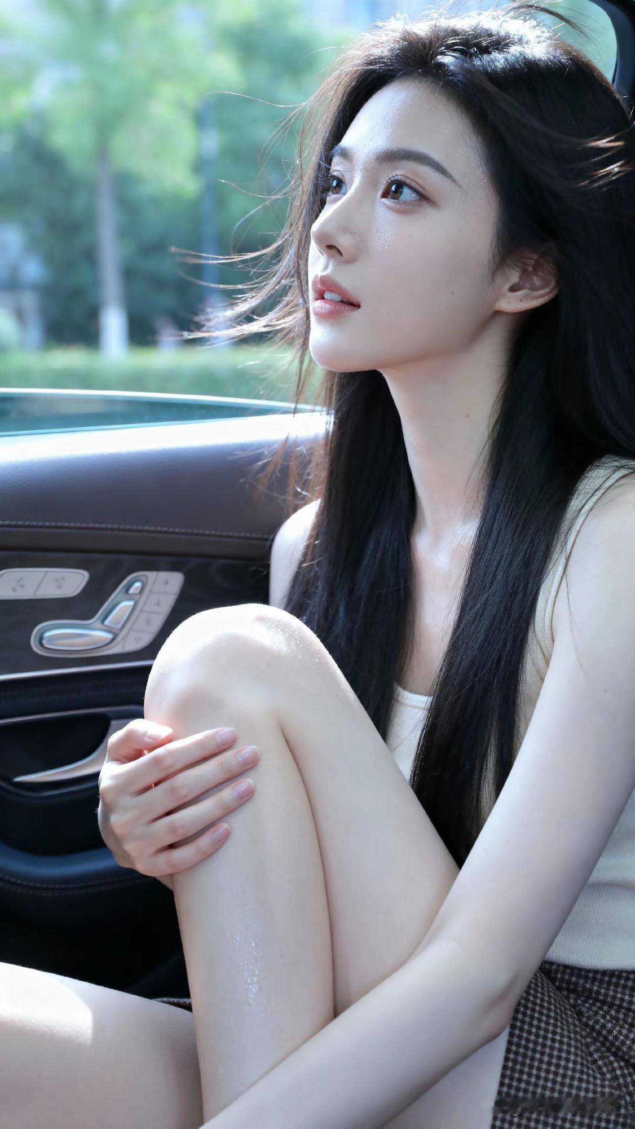 车中美人倚，窗外绿意浓。