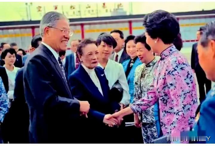 一九九四年，宋美龄回来看望外甥女孔令伟抵达台湾时的老照片，这可不是演戏，也并非影