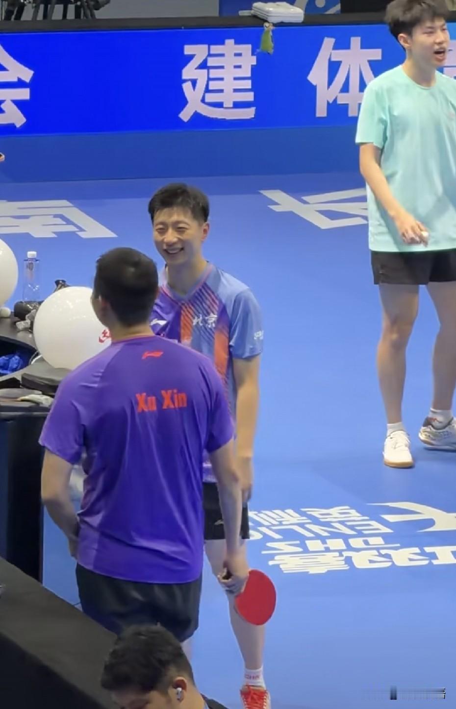 马龙笑的真开心，看起来状态不错哦。今天上午马龙、许昕也去比赛场馆进行场地适应训