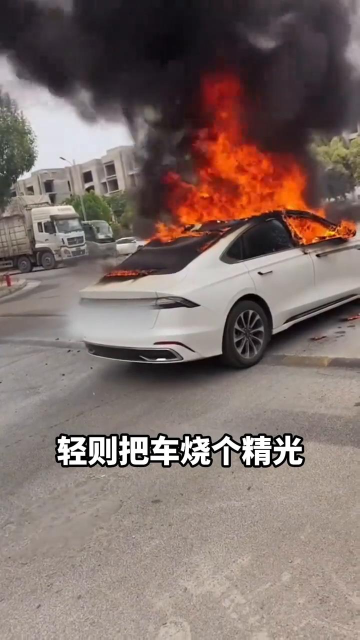 直击现场：车里这几样东西比炸弹还可怕。打死你都想不到，4月份天气一转暖，车上这