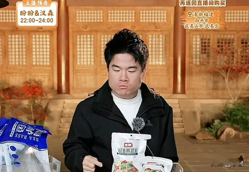 董宇辉看上去好憔悴昨晚茶喝多了估计没睡着评论区还有人扎他的心说他怎么变这么