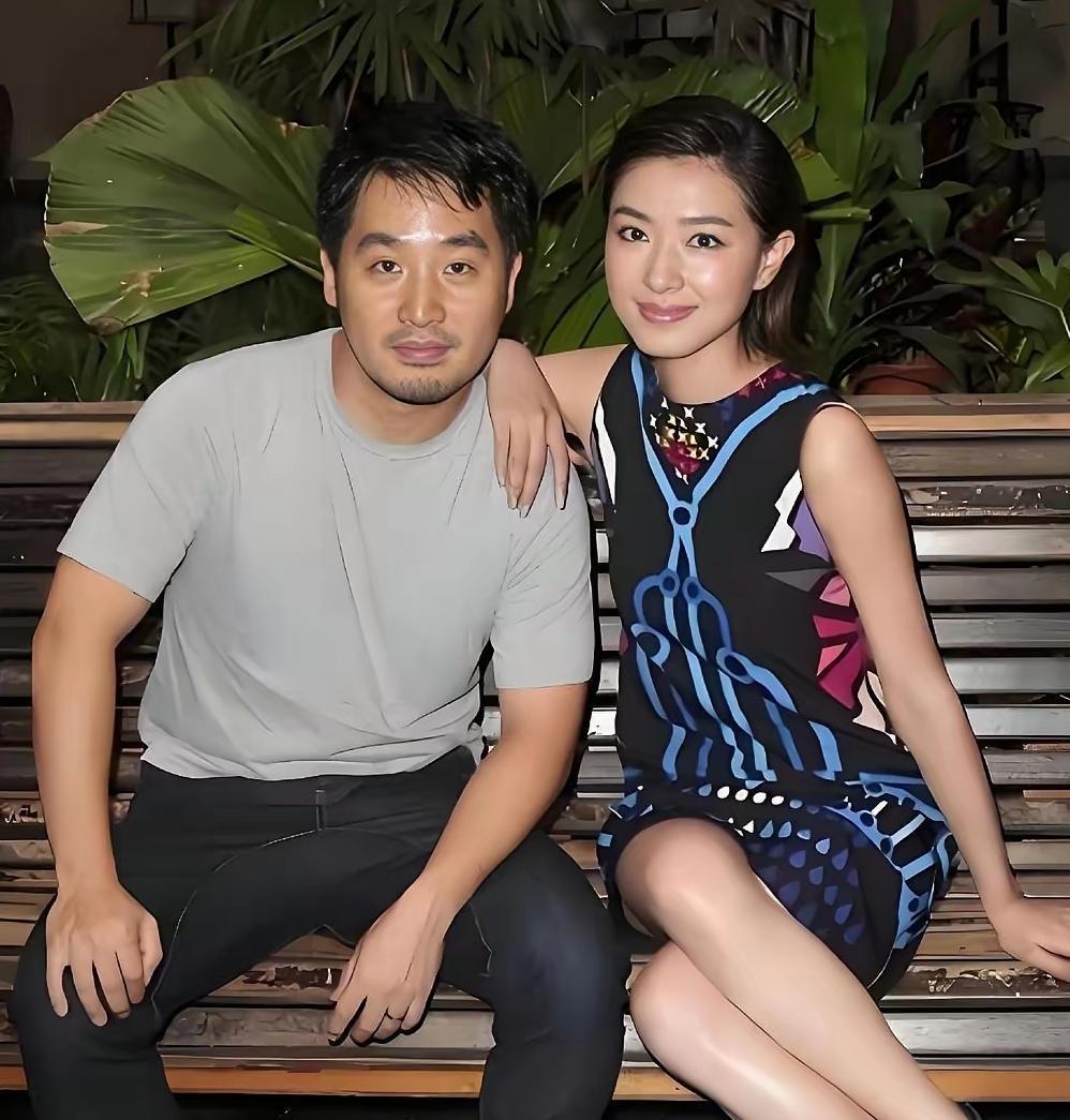 艺术展角落。狗仔镜头对准。万茜和徐洪涛十指相扣。没有保镖。没有墨镜。九