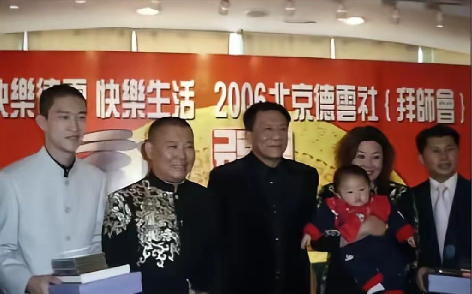 这张照片拍摄于2006年北京德云社''拜师会''现场：相声大师侯耀文目光沉和