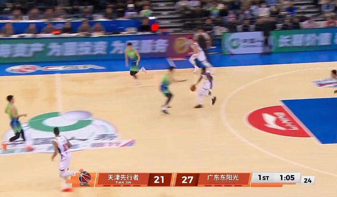 萨姆纳和奎因冲起来太快了！双小外阵容提速对面根本拦不住啊，广东队首节狂轰33分，