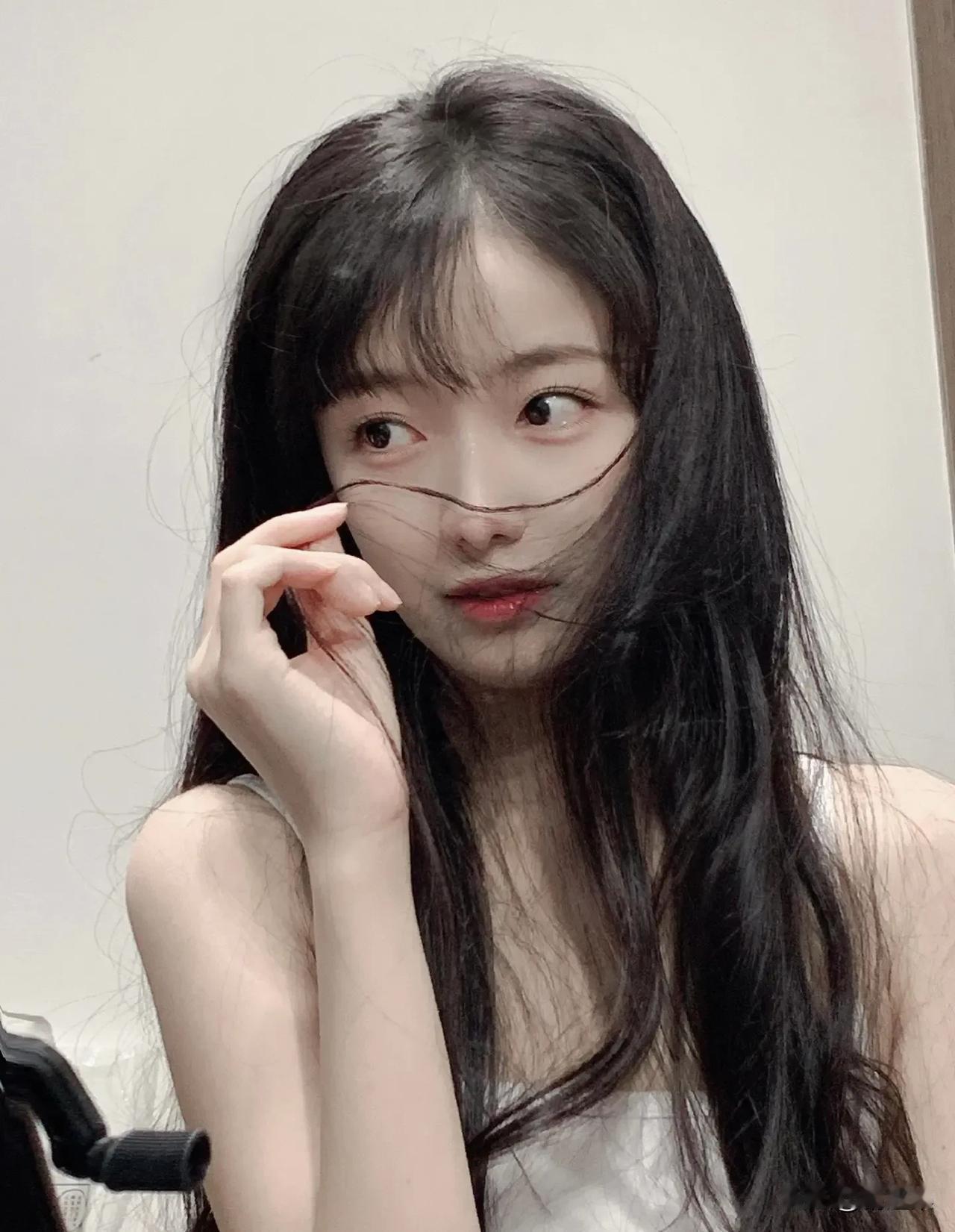 少女心满满，温柔眼神，长发飘逸