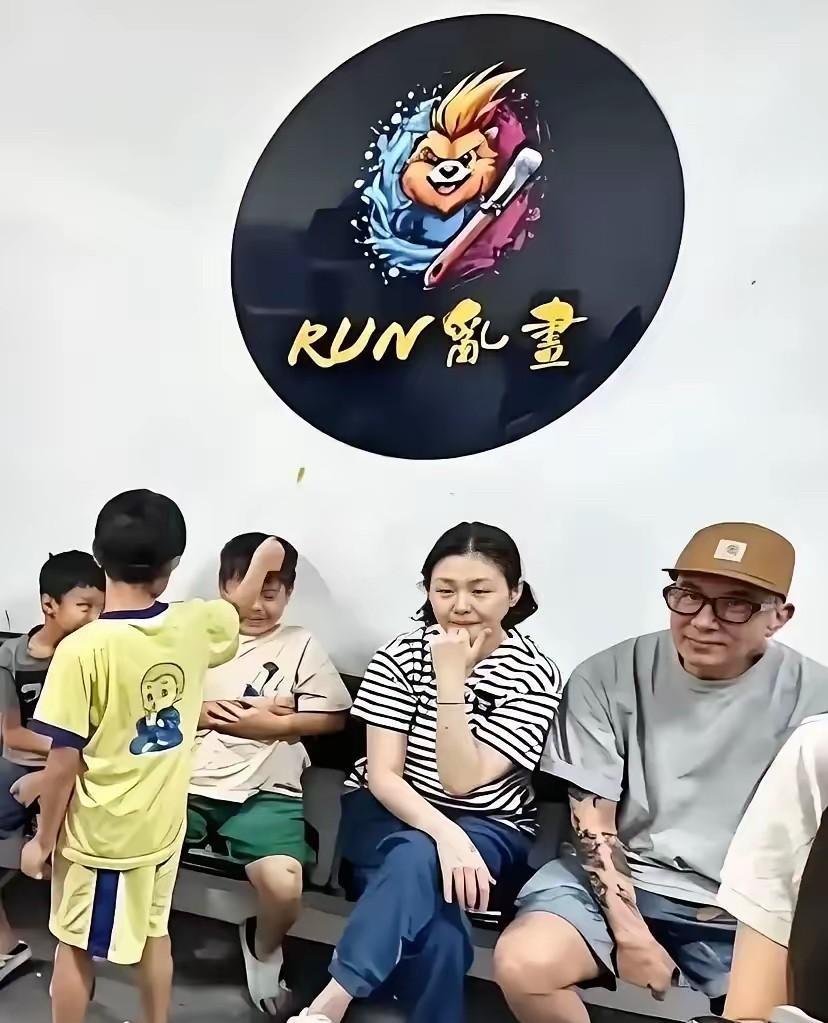 看到大S生前未修图照，终于明白为什么她要紧紧抓住光头了，因为现在的大S，就