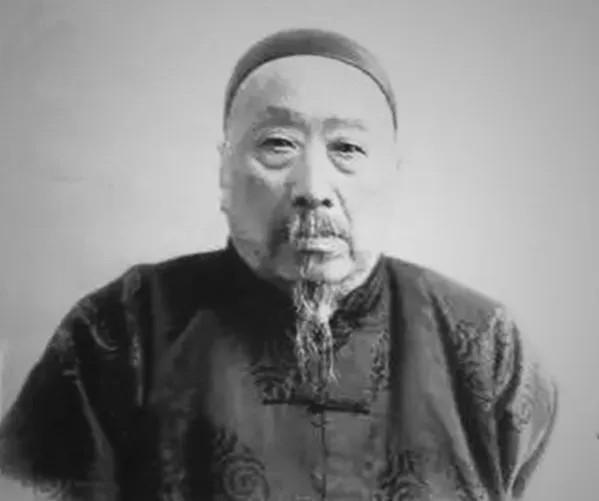 1892年，山东大善人潘守廉路过济州的一条巷口时，无意中看见一个卖煎饼的妇女，虽