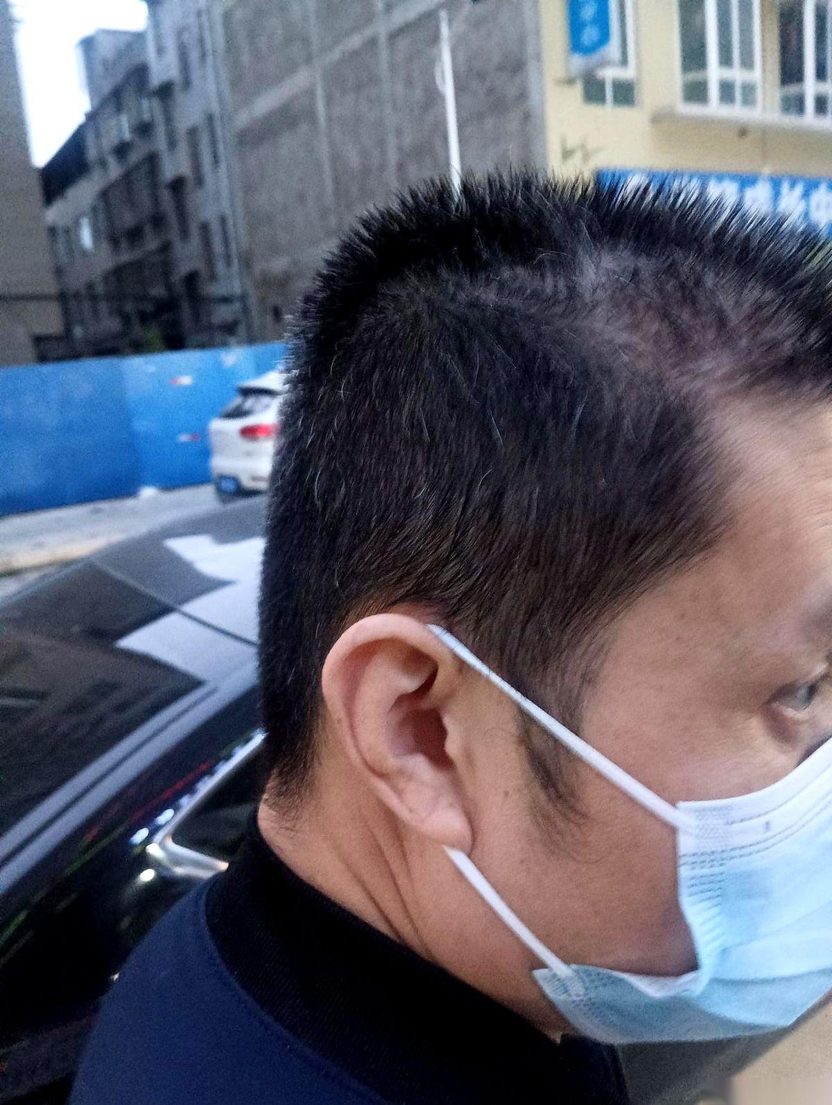“这段时间干啥去了？咋还捂个严严实实的口罩？”街头，一个手里拎着菜的熟人随口一问