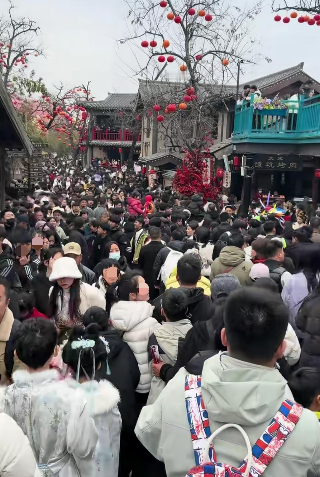 听劝，尽量别开车去热点景区！提前把车停在酒店，或者规划好，确定有停车位再开车