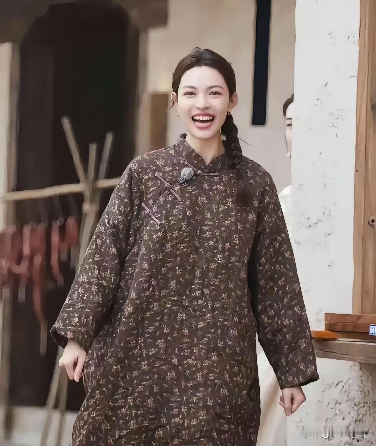 谢娜穿了钟楚曦的衣服，两人穿出了不同气质。本身这件衣服的花色和颜色就很难驾驭，钟