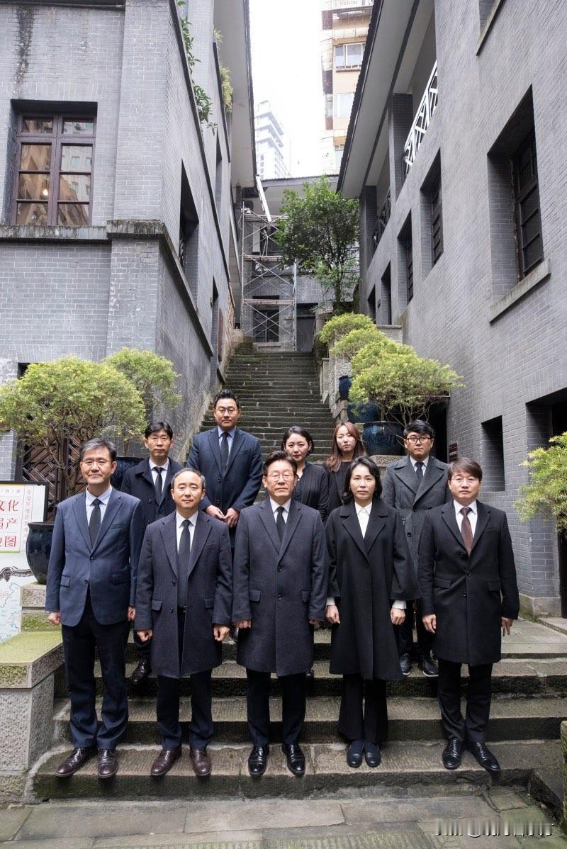 你以为李在明和夫人第一次到中国来？那就错了。你以为李在明和夫人第一次参观韩国临时