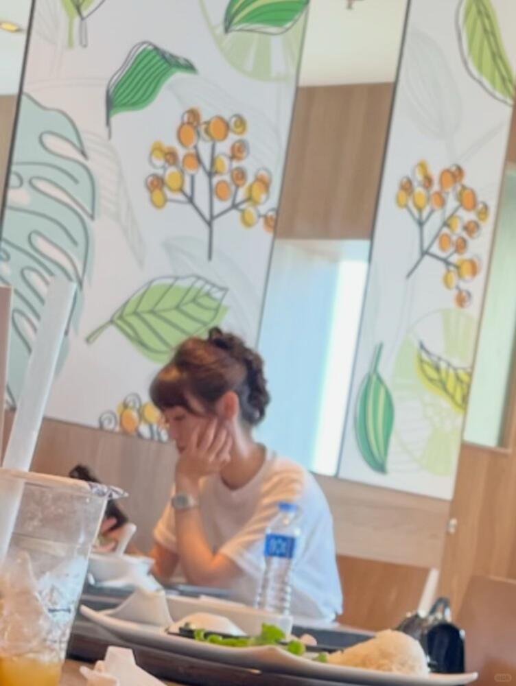 田曦薇网友晒出了两年前偶遇田曦薇的照片你们可真能捂啊！小田现实中的脸怎么能这么