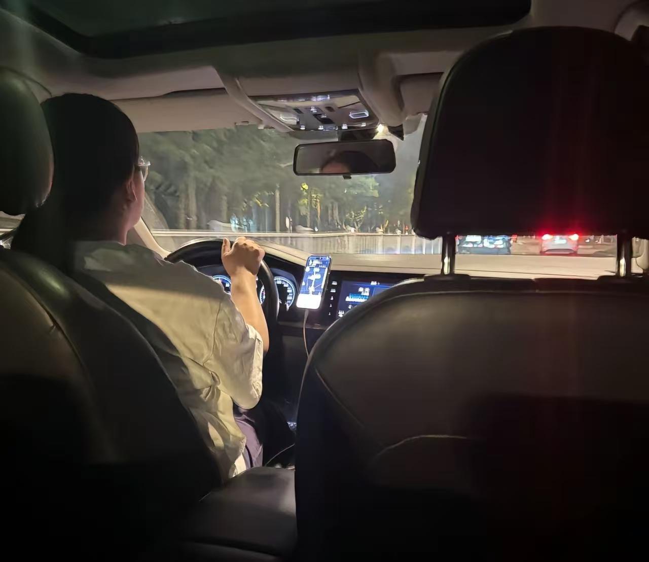 打车时意外打到了一辆开着燃油车的网约车司机，而且这辆燃油车居然还是新的。我知道