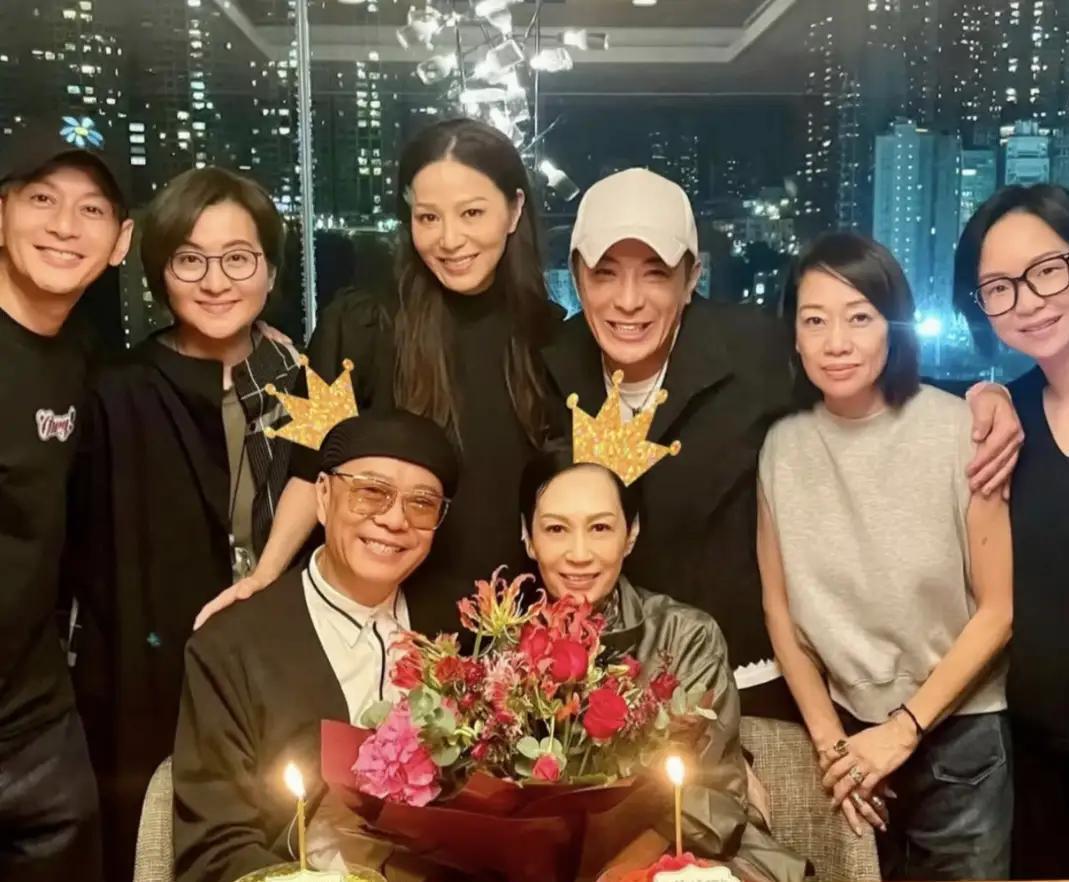 65岁欧阳震华晒合影庆生，TVB好友一起聚餐，与傅洁娴丁克婚姻再引议