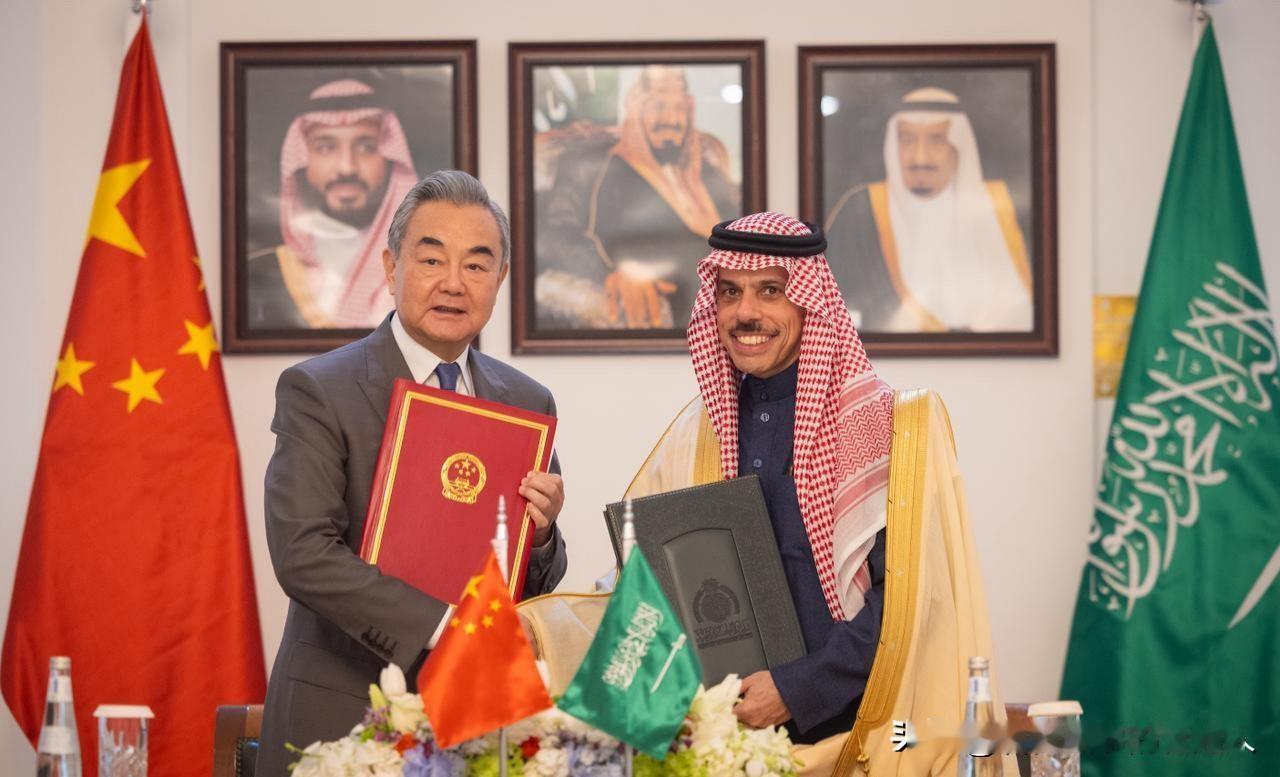 王毅利雅得之行，很多人以为只是去谈石油生意的。错了！真相是北京在中东心脏地带打下