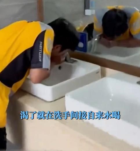 泪目！四川00后外卖小哥每天背着生病的女友送外卖，渴了就喝公厕自来水，而女友一个