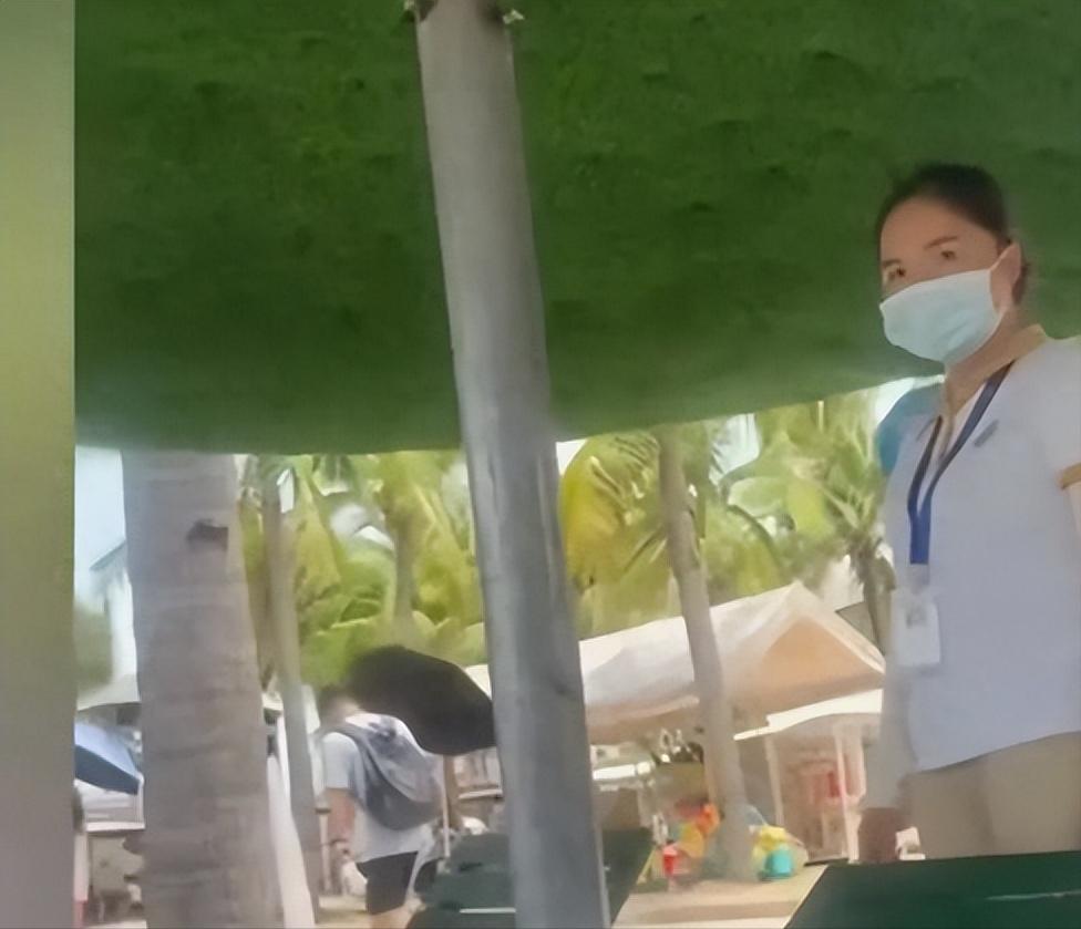 “活不起了？”8月19日，一女子去三亚海边玩，见路边有沙滩椅，没想那么多就躺上休