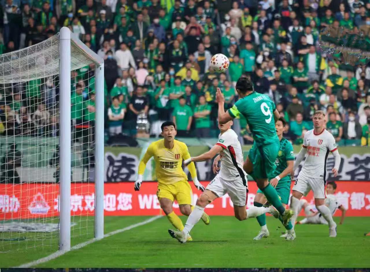 足球记者宋承良认为北京国安队遭遇了多场不利判罚。在北京国安队主场1-2遭遇成都