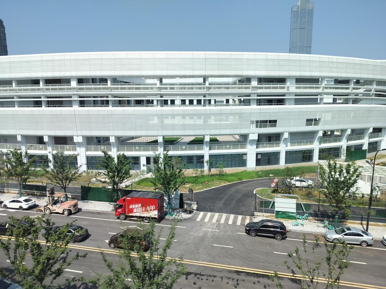 侄女来杭州，我说：‘’我要卖商铺，一口价300万。‘’我58岁，2000年
