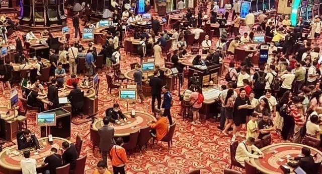 澳门有趣的地方在于：如果你在赌场赢了2000万，想要转身离开，当然可以，但是在离