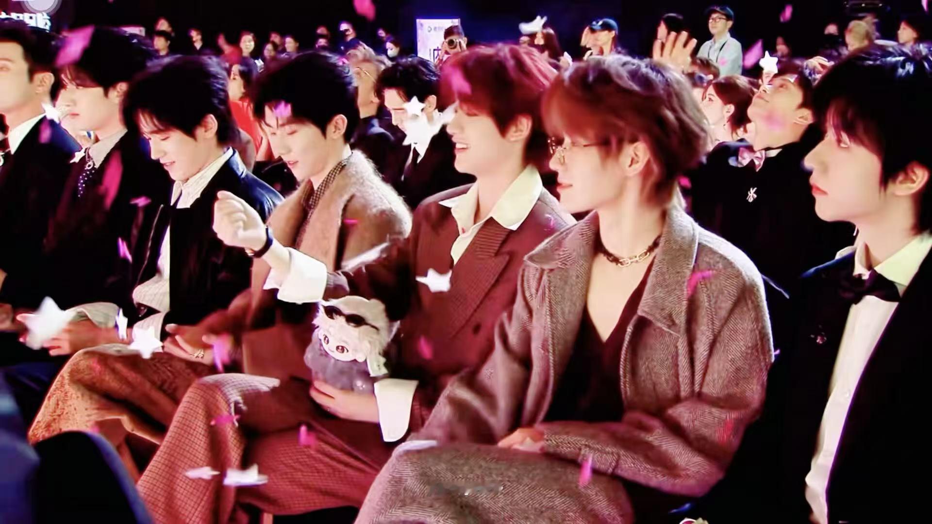 时代少年团台下接彩带七个萌物来着～幸运请降临！