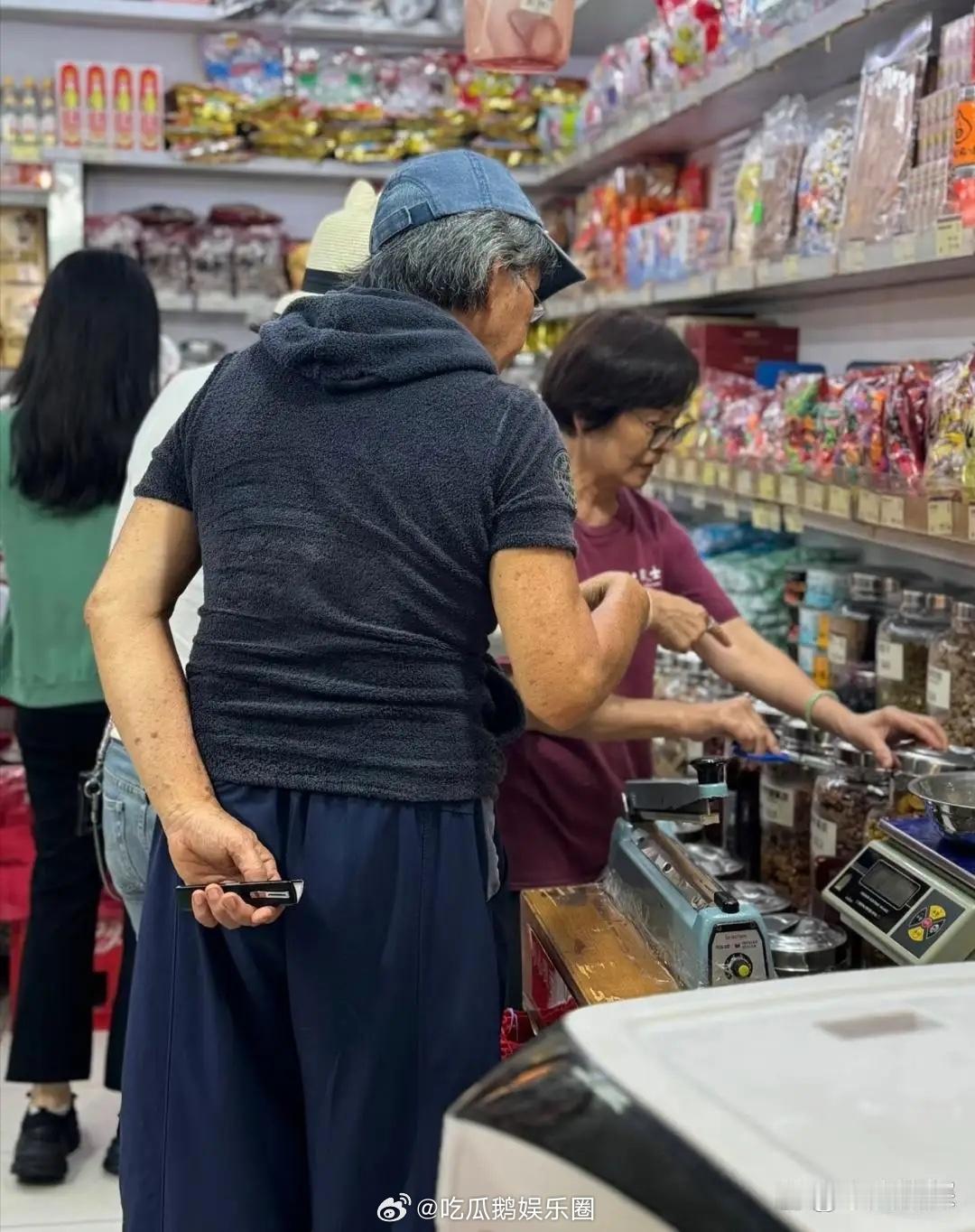 78岁林子祥和老婆在香港铜锣湾逛超市，他看起来苍老了好多！叶蒨文打扮贵气，化着大