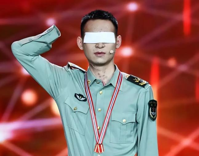 网上有人给杜富国算了笔账：月津贴3万2，国家分了180平的房子，水电燃气全免。这