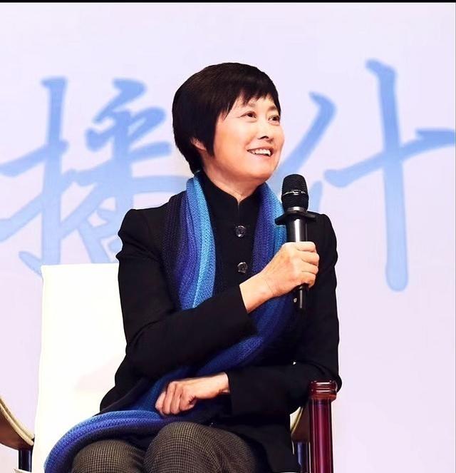 敬一丹退休后忙闲自便，重点是自己掌控生活！以前上班被压力赶着跑，现在时间全归自己