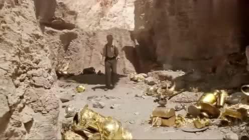 4月16日，辽宁大连庄河大营镇，一名8岁男孩跟着家人上山挖野菜，突然指着地面告诉