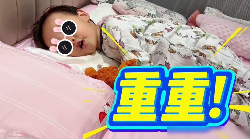 任重给女儿变完魔术，扭头回自己屋睡了。孙骁骁挺着二胎肚子，搂着3岁女儿嘻嘻，娘俩挤一张床。嘻嘻睡前必