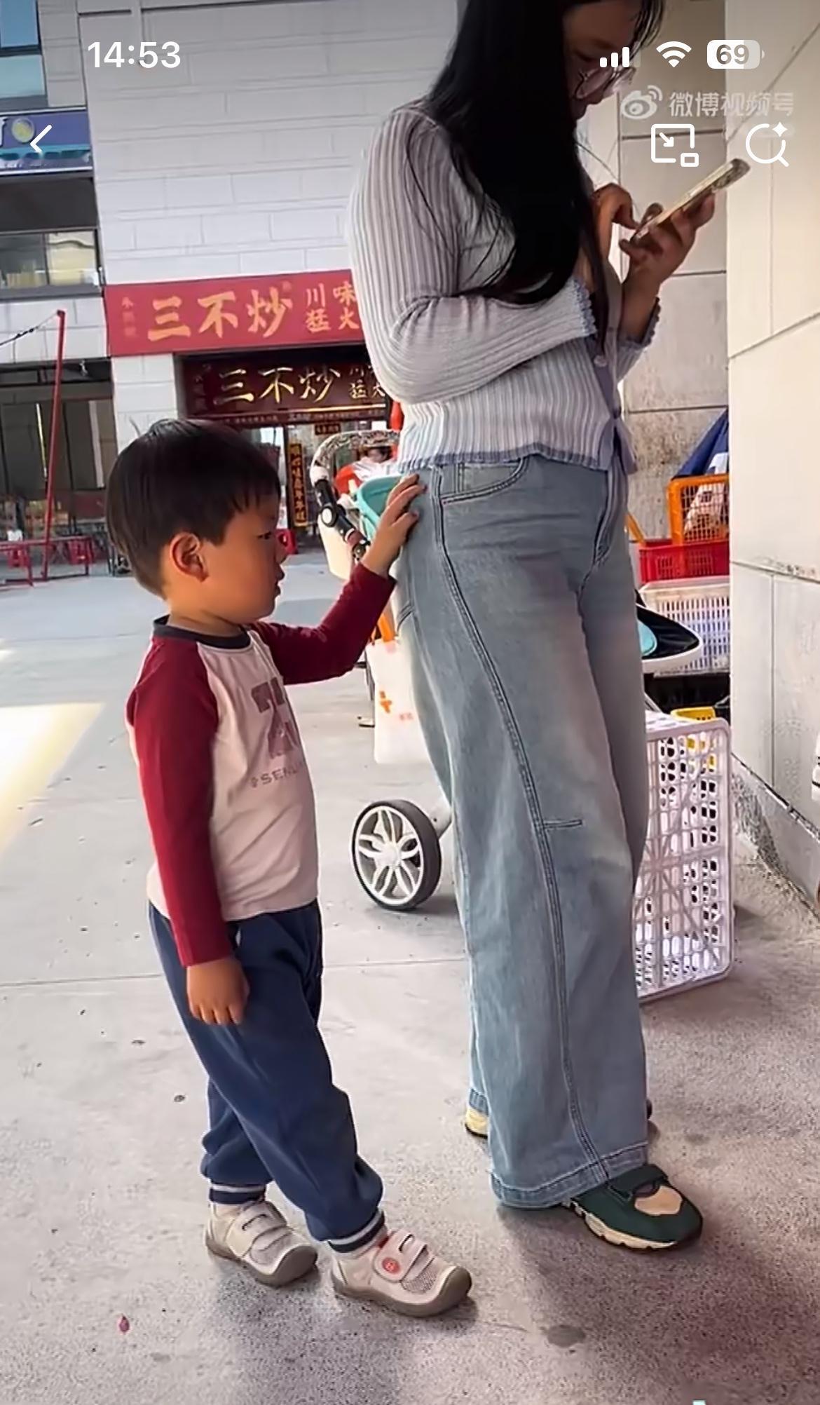 看看一个成年的正常女孩是怎么面对一个四岁男童的。男童很自然的把手搭在了女生的臀部