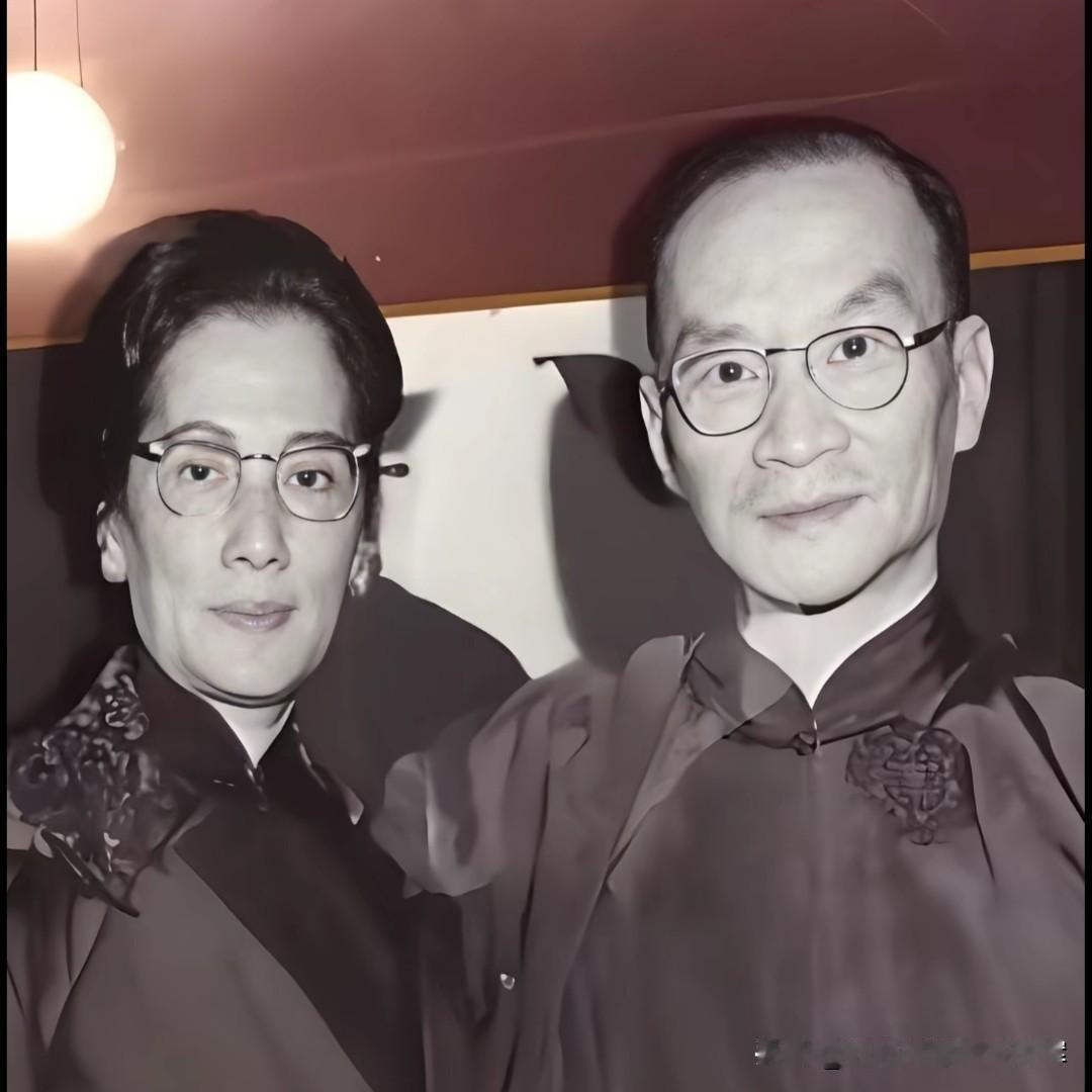 谢贤的父亲名叫谢棣谋，这张旧照十分珍贵，谢贤的鼻、嘴轮廓和父亲高度相似。二老当年