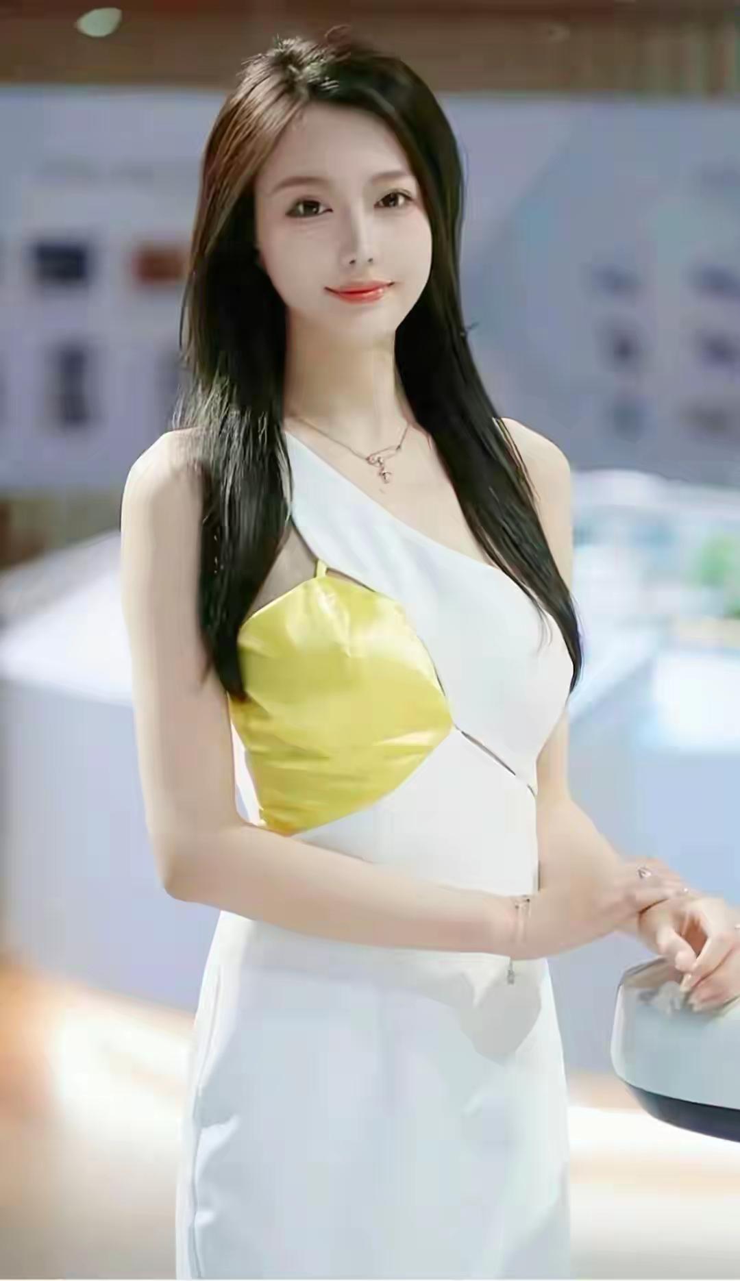 优雅气质，白裙金装，自信微笑，时尚穿搭