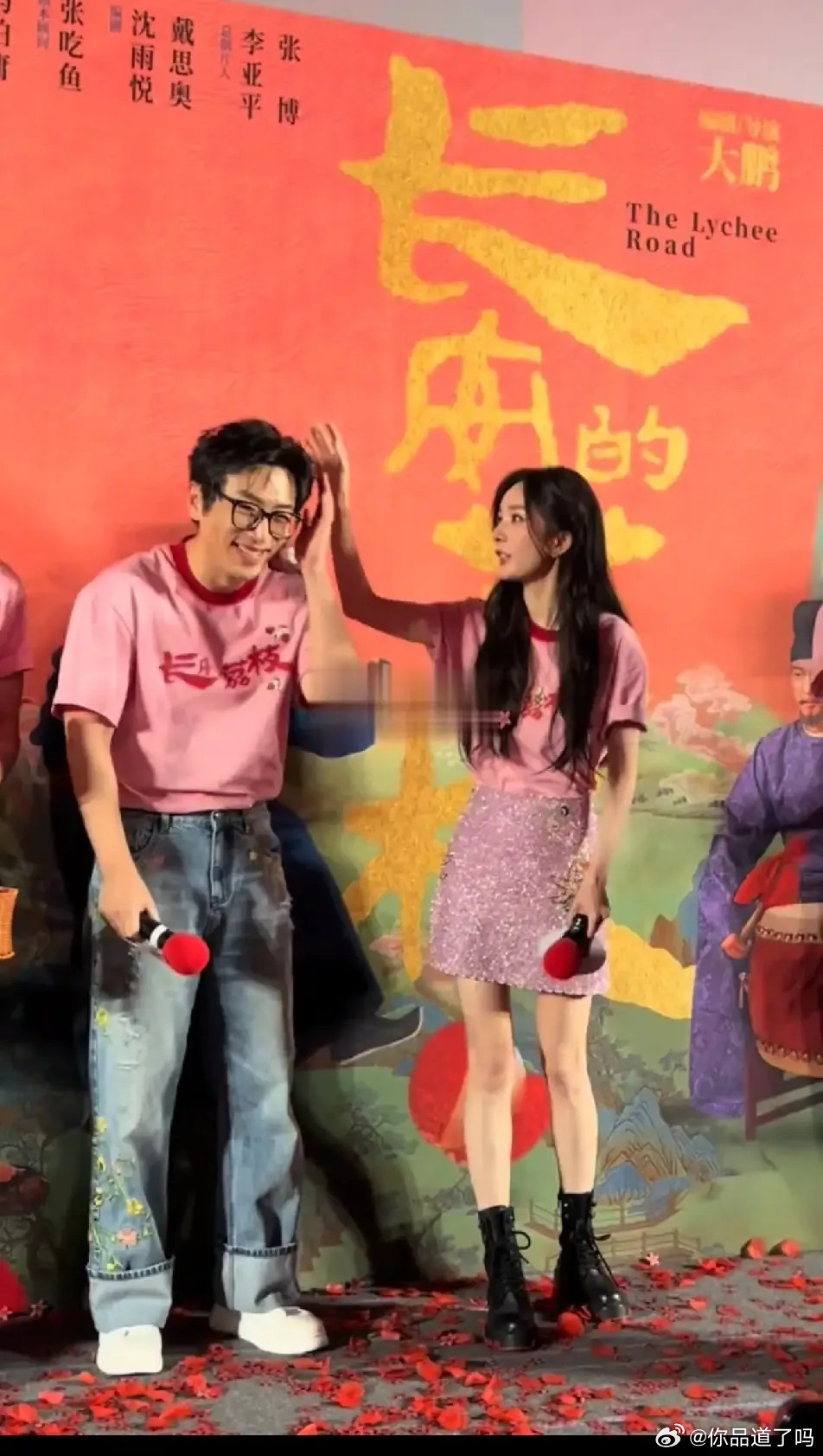 杨幂帮白客整理头发上的纸片，白客又慌又窃喜还傻乐花痴盯着，模样太好笑，看着像心底