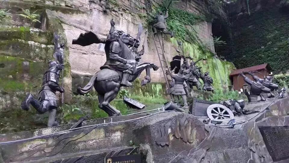 蒙哥攻打钓鱼城解释这个问题，1259年2月，蒙哥汗亲至率大军兵临钓鱼城下，开始