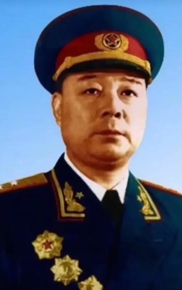 1952年，湖北石首老汉翻看报纸时瞬间愣住，版面里那位驻守青海剿匪的军区将军，眉