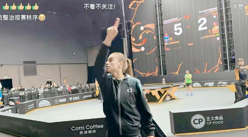 高桥直接冲看台喊“out”赶人，保安拦都拦不住。这事发生在咱们中国大满贯的训练